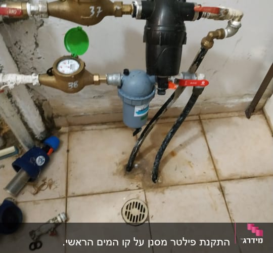 מד מים, צינורות וברזים על קיר